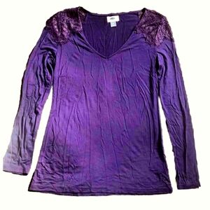 Old Navy purple v-neck long sleeve Luxe T-Shirt with lace shoulders Size S EXC